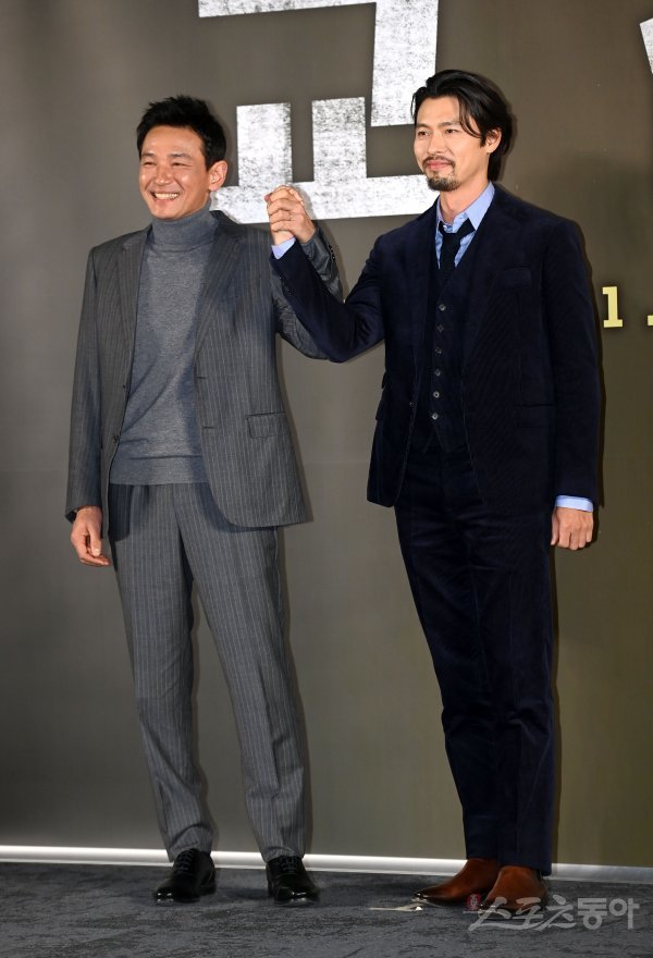 배우 황정민과 현빈이 20일 서울 동작구 메가박스 성수점에서 열린 영화 ‘교섭’ 제작보고회에서 손을 맞잡고 밝게 웃고 있다. 김종원 기자 won@donga.com