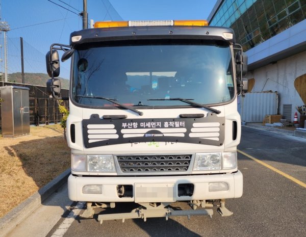 부산항에서 운영 중인 살수차에 부산항만공사가 보급한 미세먼지 흡착필터가 설치된 모습. 사진제공|부산항만공사