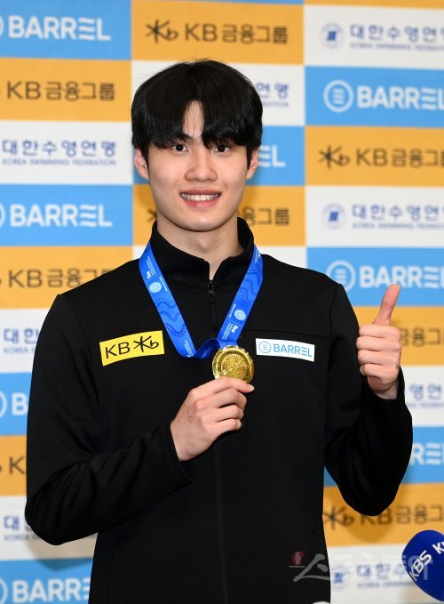2022 국제수영연맹(FINA) 쇼트코스(25m) 세계수영선수권대회 남자 자유형 200m 결승에서 아시아 신기록으로
금메달을 딴 황선우가 20일 인천국제공항을 통해 입국해 기념촬영을 하고 있다. 인천국제공항 | 김종원 기자
won@donga.com