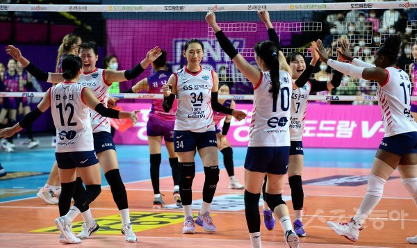 20일 인천 삼선월드체육관에서 ‘2022-2023 도드람 V리그’ 인천 흥국생명과 서울 GS칼텍스의 여자부 경기가
열렸다. GS칼텍스가 흥국생명을 상대로 세트스코어 3-2로 승리한 후 선수들이 코트에서 기쁨을 나누고 있다. 인천 | 김민성 기자
marineboy@donga.com