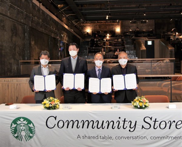 김영백 경동시장상인연합회장, 손정현 스타벅스 코리아 대표, 오영교 동반성장위원회 위원장, 최영수 케이디마켓 대표(왼쪽부터). 사진제공 | 스타벅스