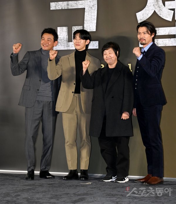 배우 황정민, 강기영, 임순례 감독, 현빈이 20일 서울 성동구 메가박스 성수에서 열린 영화 ‘교섭’ 제작보고회에서 포토타임을 갖고 있다. 김종원 기자 won@donga.com