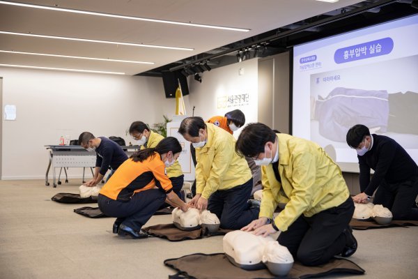 서울관광재단 길기연 대표(앞줄 오른쪽 2번째)와 임직원들이 자동심폐소생술 실습을 받고 있다.