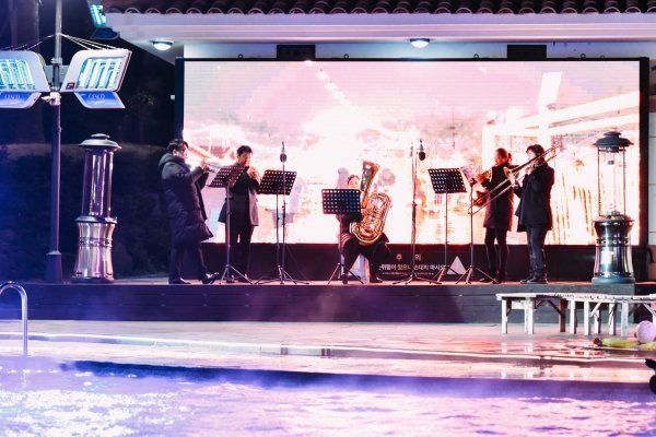 토스카나호텔의 야외 라이브 공연. 브라스 밴드가 오는 24, 25, 31일 오후 8~9시 호텔 야외 온수풀 무대에서 라이브 공연을 펼친다.