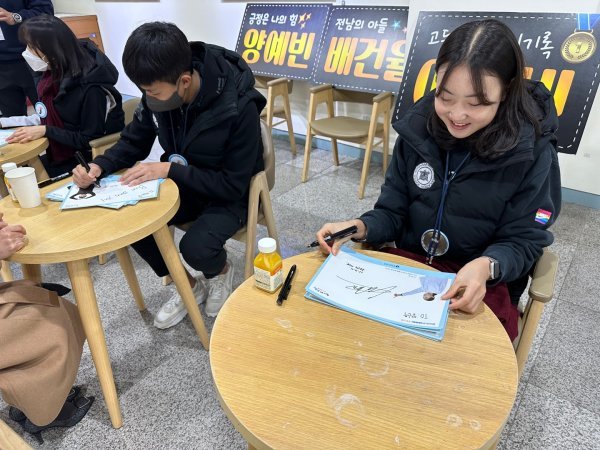 전남도교육청 1층 이음 카페에서 열린 전남체고 양예빈·배건율·이은빈 학생 사인회 모습. 사진 | 양은주 기자