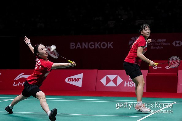 김혜정(왼쪽)-정나은이 7일 태국 방콕 니미부트르 아레나에서 열린 BWF 월드투어 파이널 여자복식 조별리그 A조 1차전에서 후비비안-림취시엔(말레이시아)과 대결하고 있다. 한국배드민턴은 내년 김혜정을 중심으로 여자복식 조합을 개편할 예정이다. 사진=게티이미지코리아