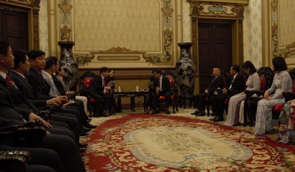 부산시의회 호찌민 시의회 방문 대표단이 21일 베트남 호찌민시의회를 방문해 간담회를 진행하고 있다. 사진제공|부산시의회