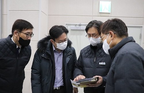 김병수 김포시장이 21일 폭설 대비 김포골드라인 차량기지 현장점검에 나선 모습. 사진제공|김포시