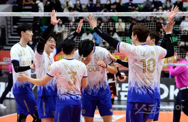 21일 경기도 안산 상록수체육관에서 ‘2022-2023 도드람 V리그’ 안산 OK금융그룹과 서울 우리카드의 남자부 경기가 열렸다.
우리카드가 OK금융그룹을 상대로 세트스코어 3-1로 승리한 후 선수들이 코트에서 기쁨을 나누고 있다. 안산 | 김민성 기자
marineboy@donga.com