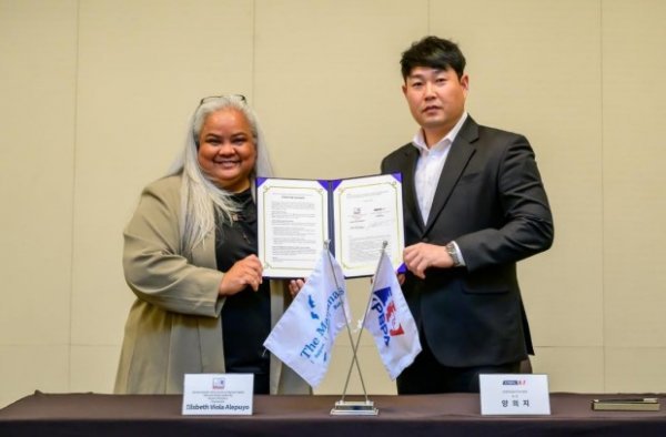 마리아나관광청 이사회 최고의장 바이올라 알레푸조(왼쪽)과 한국프로야구선수협회 회장 양의지.