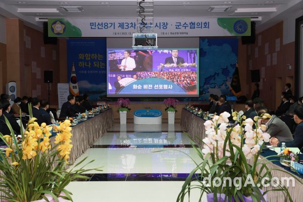 구복규 화순군수가 지난 21일 제3차 전남 시장·군수협의회에서 첫 수범사례 발표자로 나서 화순군의 모범 사례를 발표하고 있다. 사진제공 | 화순군