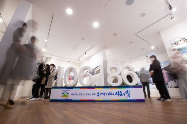 신천지예수교 부산야고보지파가 부산 사상구 갤러리 GL에서 ‘주 재림과 추수, 실상의 현장’ 사진전을 개최한 모습. 사진제공 | 신천지예수교회