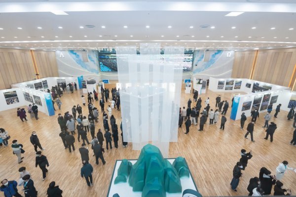 신천지예수교 안드레지파가 ‘주 재림과 추수 실상의 현장’ 사진전을 개최한 가운데 방문객들이 관람하고 있다. 사진제공 | 신천지예수교회