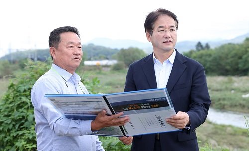 이동환 고양시장이 창릉천을 방문해 정비계획을 검토 하고 있다. 사진제공| 고양특례시