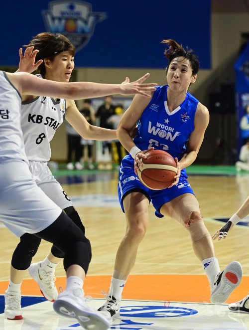 22일 아산이순신체육관에서 열린‘신한은행 SOL 2022~2023 여자프로농구‘ 우리은행과 청주 KB의 경기에서
우리은행 김단비가 KB 김민정의 수비를 뚫고 골밑 돌파하고 있다. 아산 | 주현희 기자 teth1147@donga.com