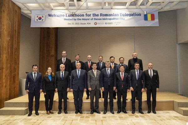 부산시가 지난 22일 루마니아 대표단을 부산으로 초청해 2030부산세계박람회 유치 교섭·홍보 활동을 전개한 가운데 박형준(첫째 줄 왼쪽 다섯 번째) 시장이 루마니아 대표단과 기념 촬영을 하고 있다. 사진제공 | 부산시