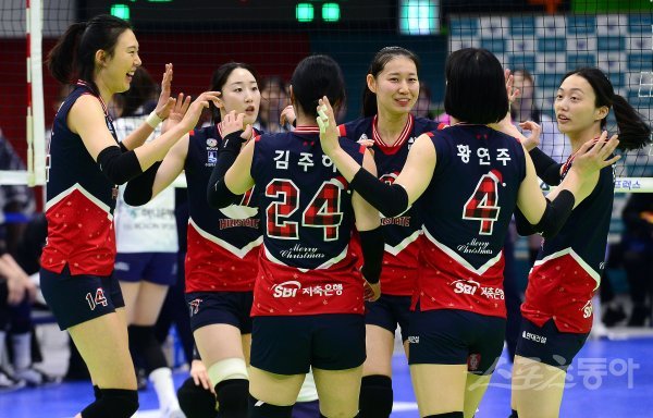 22일 경기도 수원체육관에서 ‘2022-2023 도드람 V리그‘ 수원 현대건설과 김천 한국도로공사의 여자부 경기가 열렸다. 현대건설 선수들이 매치포인트를 앞우고 기쁨을 나누고 있다. 수원 | 김민성 기자 marineboy@donga.com