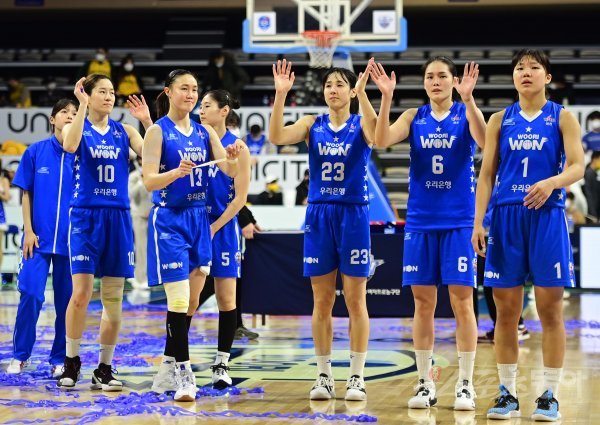 22일 아산이순신체육관에서 열린‘신한은행 SOL 2022~2023 여자프로농구‘ 우리은행과 청주 KB의 경기에서 79-66으로 승리한 우리은행 선수들이 팬들에게 인사하고 있다. 아산 | 주현희 기자 teth1147@donga.com