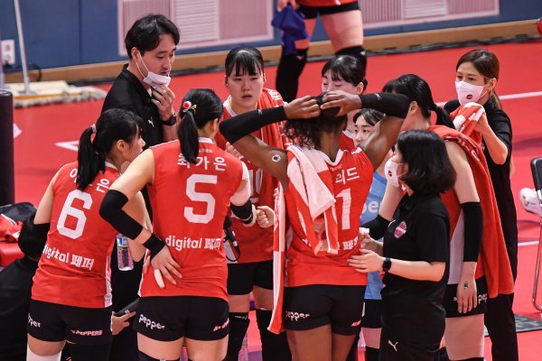 페퍼저축은행 23일 GS칼텍스에 져 개막 16연패에 빠졌다. 28일 IBK기업은행에 또 패하면 지난 시즌 자신들이 세운 구단 역대 최다인 17연패와 타이를 이룬다. 김형실 전 감독이 물러난 뒤 이경수 감독대행(왼쪽 위)이 팀을 이끌고 있지만, 불명예를 끊지 못하고 있다. 사진제공 | KOVO