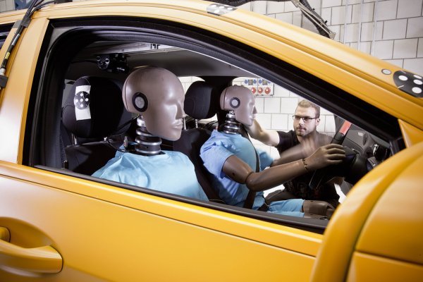 메르세데스-벤츠의 독보적인 탑승자 사고 예방 안전 기술인 프리-세이프가 올해로 양산차 도입 20주년을 맞았다. 프리 세이프를 시험중인 연구원들. 사진제공|메르세데스-벤츠 코리아