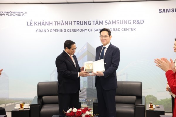 베트남 삼성 R&D센터 준공식에서 만난 이재용 삼성전자 회장(오른쪽)과 팜 민 찐 베트남 총리. 사진제공|삼성전자