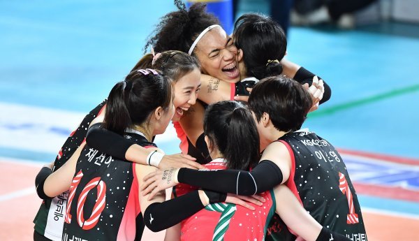 KGC인삼공사가 25일 대전충무체육관에서 벌어진 ‘도드람 2022∼2023 V리그’ 여자부 3라운드 홈경기에서 현대건설을 세트스코어 3-2로 꺾었다. 엘리자벳과 이소영을 앞세운 인삼공사는 개막 15연승을 달리던 현대건설을 멈춰 세웠다. 사진제공 | KOVO