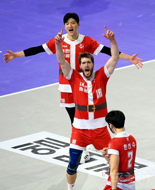 대한항공 링컨(18번)이 25일 인천계양체육관에서 벌어진 우리카드와 홈경기 도중 공격 성공 후 두 팔을 들어 포효하고 있다. 세트스코어 3-0으로 이겨 8연승을 달린 대한항공은 선두 자리를 더욱 굳건히 했다. 인천 | 김민성 기자 marineboy@donga.com