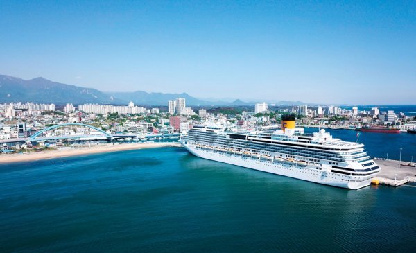 속초항에 정박하고 있는 크루즈 전세선 코스타 세레나호