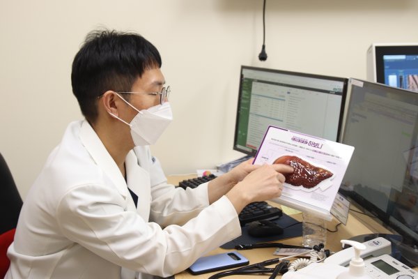 김동현 부산 온종합병원 간센터 내과 전문의 진료 사진. 사진제공 | 부산 온종합병원