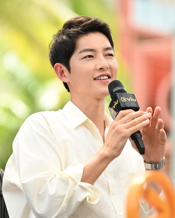 영국인 여성과 1년째 열애 중인 송중기. 26일 온라인을 중심으로 그의 여자친구에 대한 각종 추측이 불거졌지만, 소속사 측은 말을 아꼈다. 사진제공|하이지음스튜디오