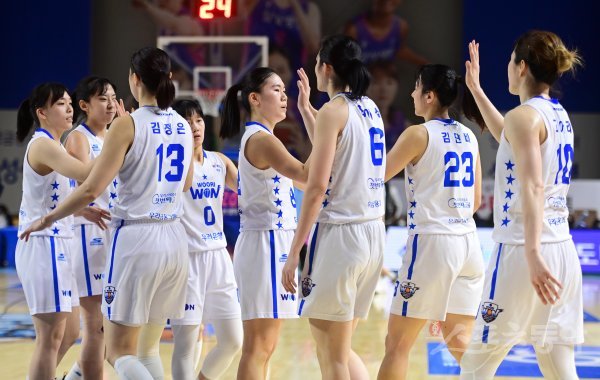 26일 경기도 용인실내체육관에서 열린 ‘신한은행 SOL 2022~2023 여자프로농구‘ 용인 삼성생명과 아산 우리은행의 경기에서
72-60으로 승리한 우리은행 선수들이 기쁨을 나누고 있다. 용인 | 주현희 기자 teth1147@donga.com