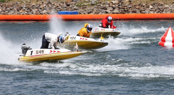 경정 레이스에서 선수들이 자신들의 주전법을 구사하며 턴마크를 돌고 있다.
사진제공 | 국민체육진흥공단