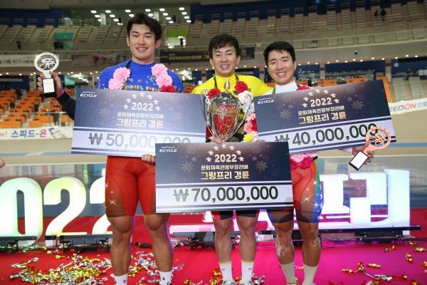 크리스마스인 25일 열린 올해 마지막 대상경주 그랑프리 경륜의 입상자들. 왼쪽부터 2위 정해민 우승 정종진 3위 임채빈. 우승자 정종진은 상금 7000만원을 받았고, 2위 정해민, 3위 임채빈은 각각 5000만원과 4000만원의 상금을 받았다. 사진제공|국민체육진흥공단