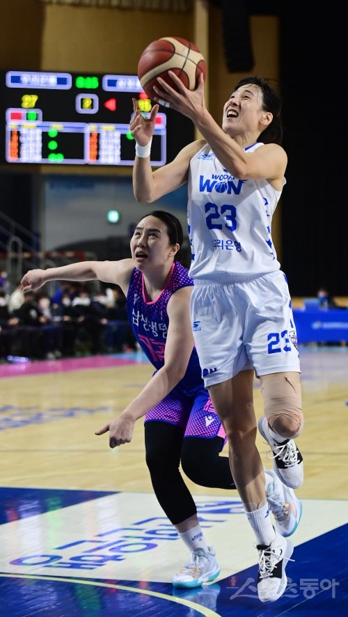 우리은행 김단비(앞)가 또 트리플더블을 작성했다. 올 시즌 개인 3번째다. 김단비의 22점·10리바운드·13어시스트 맹활약에 힘입어 우리은행은 26일 용인체육관에서 벌어진 ‘신한은행 SOL 2022∼2023 여자프로농구’ 정규리그 4라운드 삼성생명과 원정경기를 72-60 완승으로 장식하고 전반기를 13연승으로 마쳤다. 용인 | 주현희 기자 teth1147@donga.com