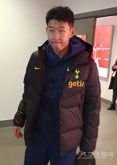 손흥민이 26일(한국시간) 런던 지테크 커뮤니티 스타디움에서 열린 브렌트포드FC와의 2022~2023 EPL 17라운드 원정경기에 출전한 뒤 믹스드존에서 인터뷰를 하고 있다. 이날 그는 지난달 초 마르세유전 이후 처음으로 소속팀 경기를 소화했고 풀타임을 소화하며 안와골절 부상 우려를 불식했다. 런던 I 남장현 기자