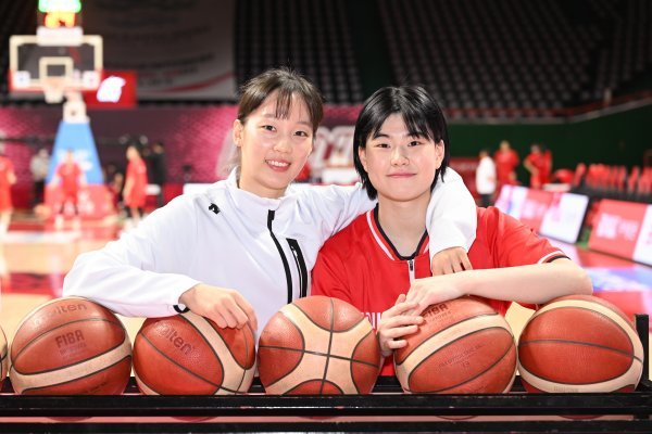 WKBL은 27일 ‘신한은행 SOL 2022~2023 여자프로농구 올스타 드래프트’를 실시했다. 팬 투표에서 1위를 차지한 하나원큐 신지현(왼쪽)과 2위 BNK 썸 이소희가 각각 핑크스타와 블루스타의 주장을 맡는다. 사진제공 | WKBL