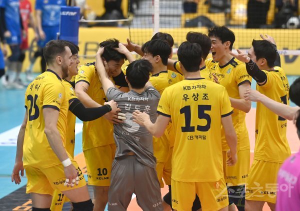 27일 의정부체육관에서 열린 ‘2022~2023 도드람 V-리그’ 남자부 KB손해보험과 한국전력 경기에서 KB손해보험이
세트스코어 3-1 승리를 거뒀다. 서브 득점으로 경기를 마친 한국민이 팀 동료들과 기뻐하고 있다. 의정부 | 김종원 기자
won@donga.com