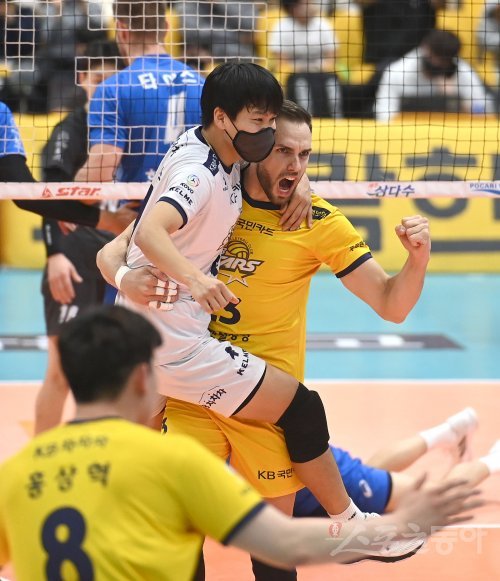 KB손해보험 비예나(오른쪽)가 27일 의정부체육관에서 벌어진 한국전력과 홈경기 도중 블로킹 득점을 올린 뒤 환호하고 있다.
비예나의 33득점 활약을 앞세운 KB손해보험이 한국전력을 세트스코어 3-1로 꺾었다. 의정부 | 김종원 기자
won@donga.com