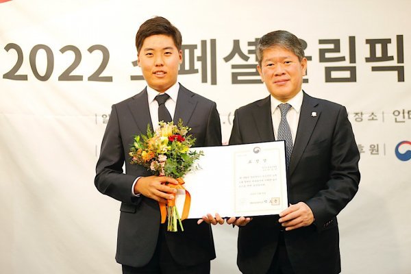 SOK 이용훈 회장(오른쪽)과 장애인 US오픈골프대회 초대 챔피언 이승민 선수.
사진제공 | 스페셜올림픽코리아