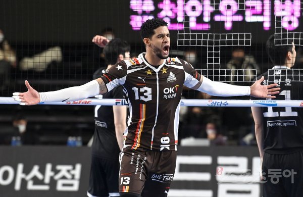 28일 천안 유관순체육관에서 열린 \'2022~2023 도드람 V-리그\' 남자부 현대캐피탈과 OK금융그룹 경기에서 OK금융그룹 레오가 득점에 성공한 후 기뻐하고 있다. 천안 | 김종원 기자 won@donga.com