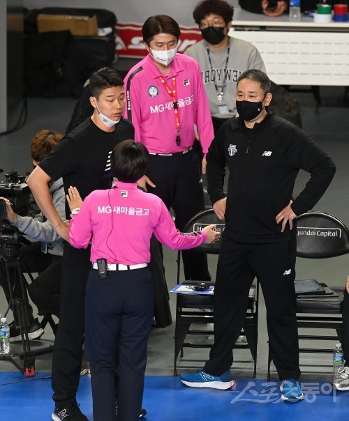 28일 천안 유관순체육관에서 열린 ‘2022~2023 도드람 V-리그‘ 남자부 현대캐피탈과 OK금융그룹 경기에서 현대캐피탈 최태웅 감독이 비디오판독 결과에 대해 항의하다 경기 지연으로 세트 퇴장되고 있다. 천안 | 김종원 기자 won@donga.com