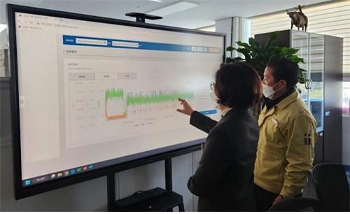 김보라(왼쪽) 안성시장이 전국 최초로 구축된 ‘양돈농가 축산냄새 관리 통합관제 시스템’을 점검하고 있다. 사진제공 | 안성시