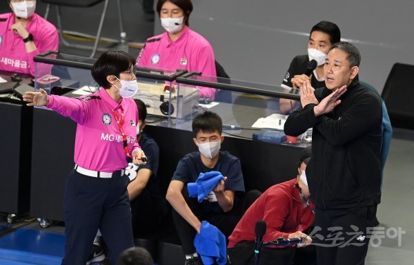 28일 천안 유관순체육관에서 열린 ‘2022~2023 도드람 V-리그‘ 남자부 현대캐피탈과 OK금융그룹 경기에서 현대캐피탈 최태웅 감독이 비디오판독 결과에 대해 전영아 부심에게 항의하고 있다. 천안 | 김종원 기자 won@donga.com