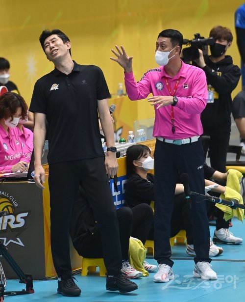 27일 KB손해보험-한국전력전, 28일 현대캐피탈-OK저축은행전에선 잇달아 판정과 비디오판독을 놓고 경기가 중단되는 소동이 빚어졌다. 판정에 대한 불신도 커지고 있다. 결국 ‘오심’으로 확인된 27일 경기 4세트 도중 판정에 항의하는 KB손해보험 후인정 감독(왼쪽). 의정부 | 김종원 기자 won@donga.com