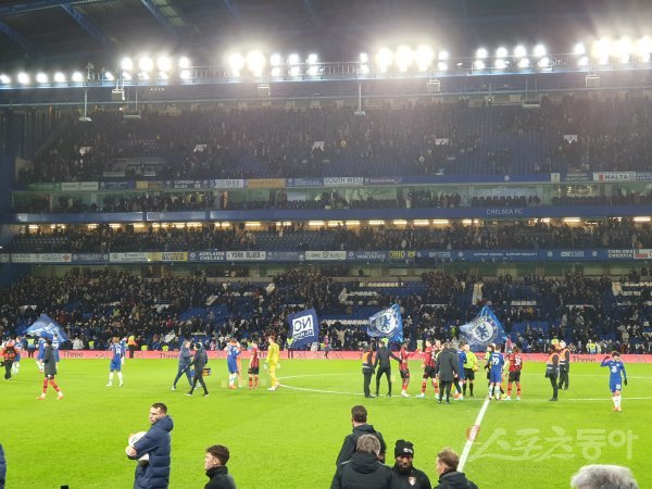 첼시는 아시아 자본을 구단 운영의 젖줄로 삼아오면서도 유독 아시아 선수 영입에는 인색하다. 그러나 변화의 조짐도 엿보인다. 28일(한국시간) 스탬포드 브릿지에서 벌어진 첼시-본머스의 2022∼2023시즌 EPL 17라운드 경기 후 그라운드 모습. 런던 | 남장현 기자