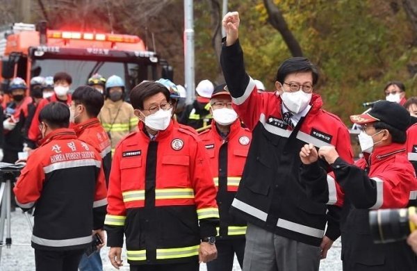 박형준(오른쪽 두 번째) 시장이 지난달 신설된 기장군 산불대응센터에서 산불진화 합동훈련을 직접 지휘하고 있다. 사진제공 | 부산시