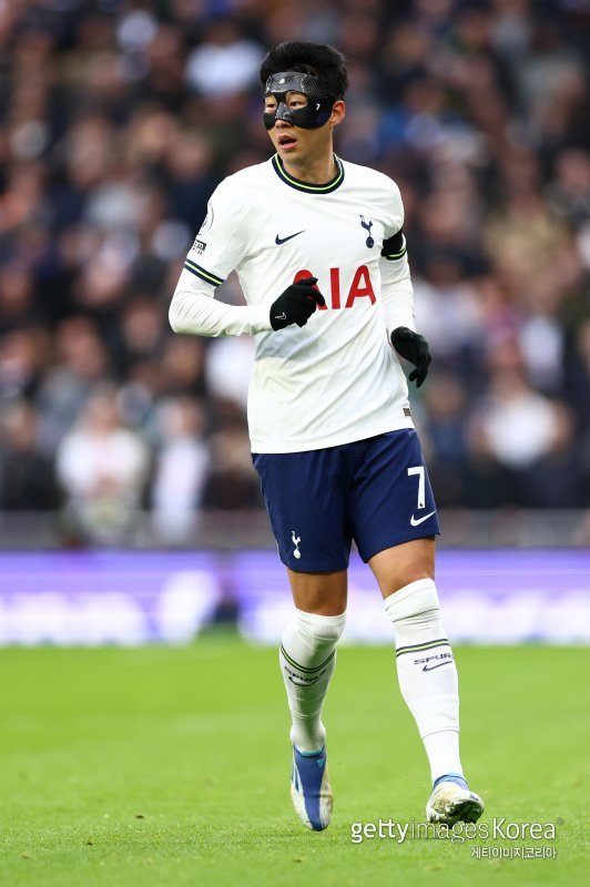 마스크를 쓰고 출전한 손흥민. 사진=게티이미지코리아