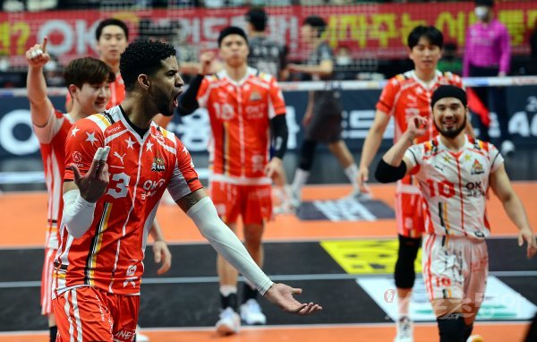 OK금융그룹 레오(3번)가 1일 안산상록수체육관에서 벌어진 대한항공과 홈경기 도중 서브득점 후 포효하고 있다. OK금융그룹은 선두 대항항공의 연승행진에 제동을 걸고 3위를 지키는 동시에 상위권과 간격을 좁혔다. 안산 | 김민성 기자 marineboy@donga.com