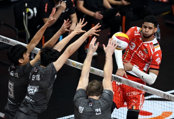 1일 경기도 안산 상록수체육관에서 ‘2022-2023 도드람 V리그‘ 안산 OK금융그룹과 인천 대한항공의 남자부 경기가 열렸다. OK금융그룹 레오가 대한항공 블로커를 피해 스파이크를 날리고 있다. 안산 | 김민성 기자 marineboy@donga.com