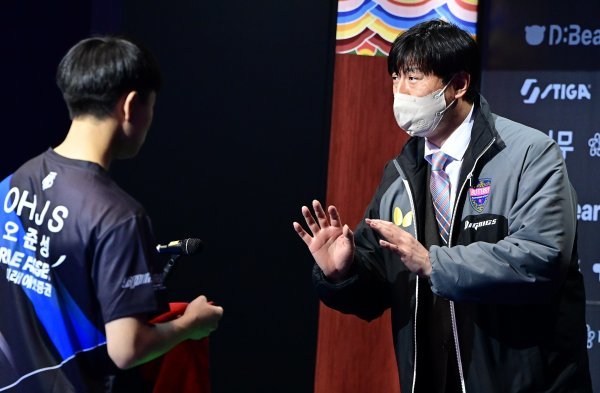 미래에셋증권 오준성(왼쪽)이 1일 수원 광교 소재 스튜디오T에서 열린 국군체육부대와 한국프로탁구리그 정규시즌 경기 중 팀의 감독이자 아버지인 오상은 감독과 작전타임을 갖고 있다. 지난해 대광고 중퇴와 함께 프로무대에 입성한 그는 최근 국가대표선발전에서 3위에 오르며 당당하게 태극마크를 획득했다. 사진제공 I 한국실업탁구연맹